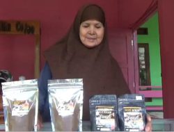 Terseok-seok, Kopi Bubuk Biji Salak Tetap Eksis?